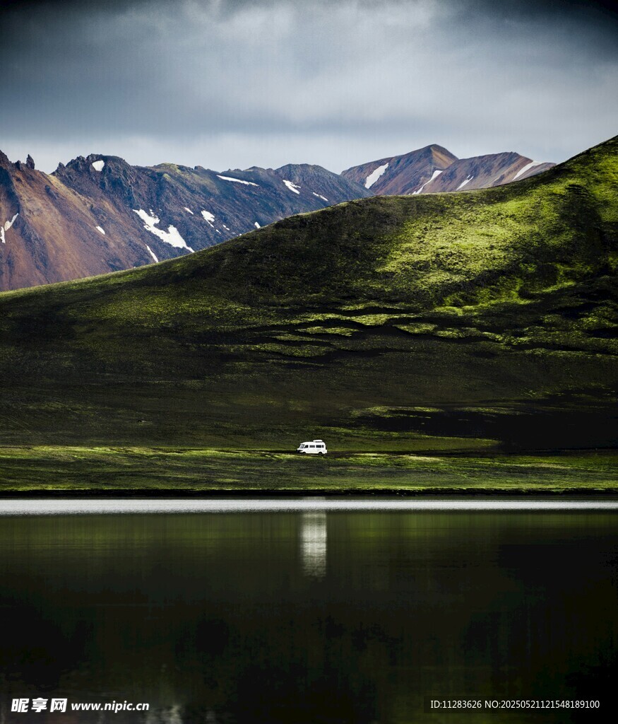 山间湖泊美景