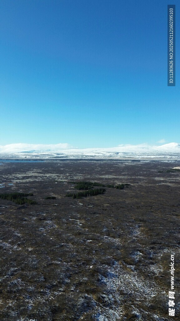 广阔原野蓝天雪景