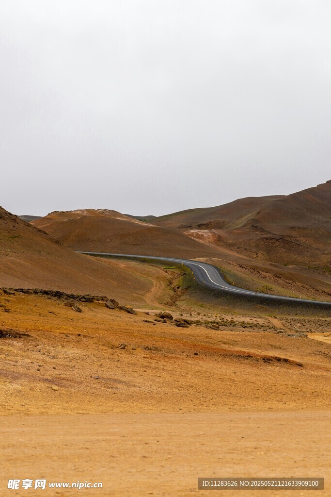 荒漠中的蜿蜒公路
