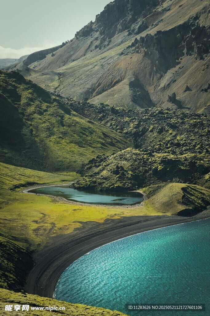 山间碧湖美景