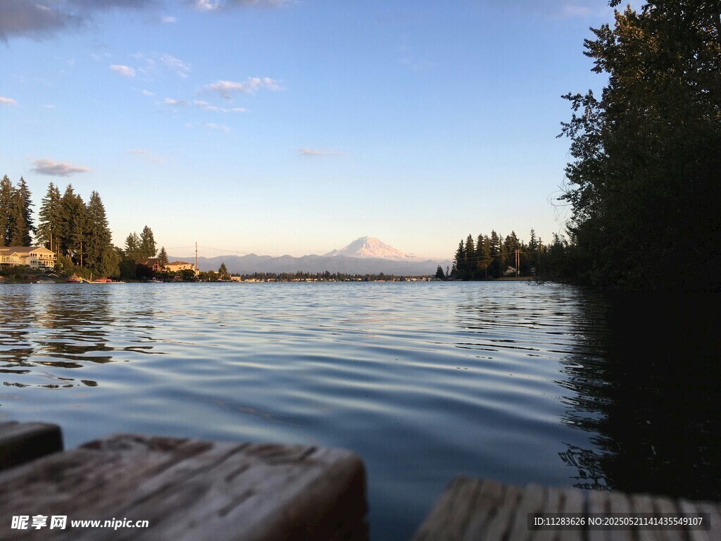 湖畔木栈 远山静水美景