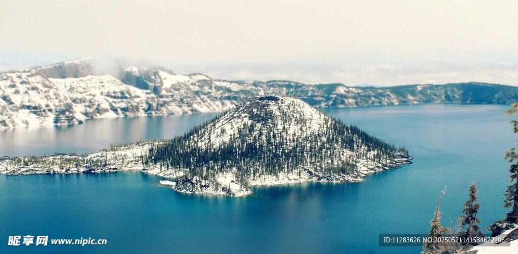 雪山环绕的湛蓝湖泊