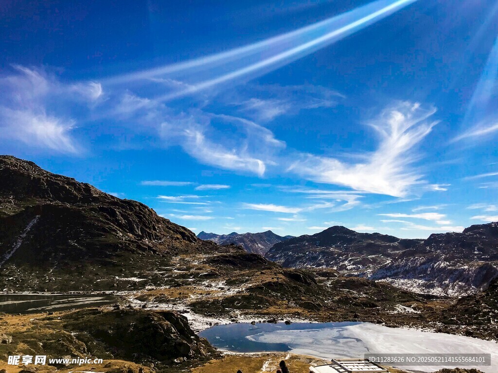 壮丽山野间的蓝天湖泊