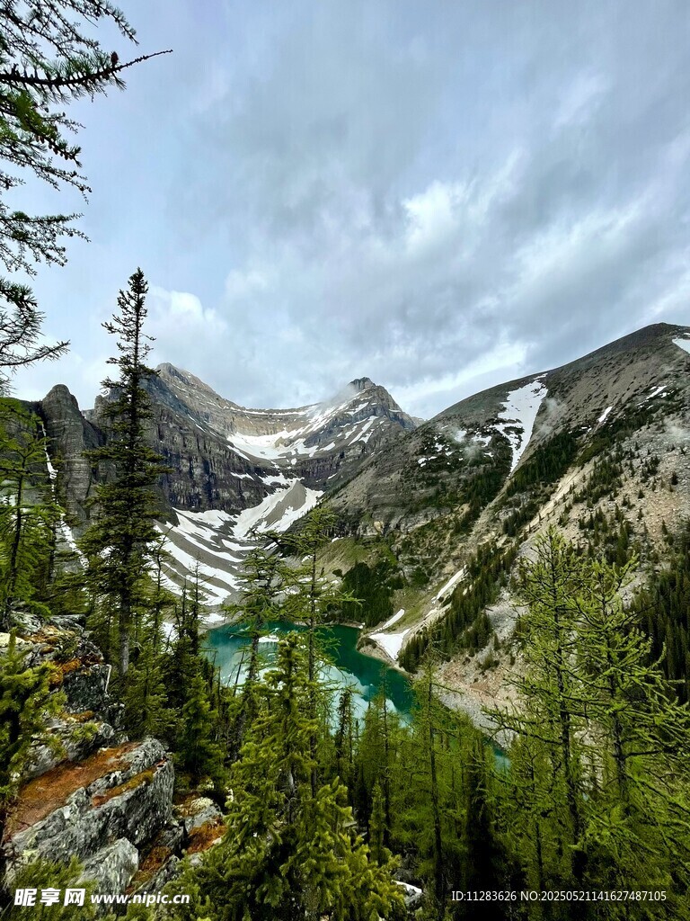 山间翠湖美景