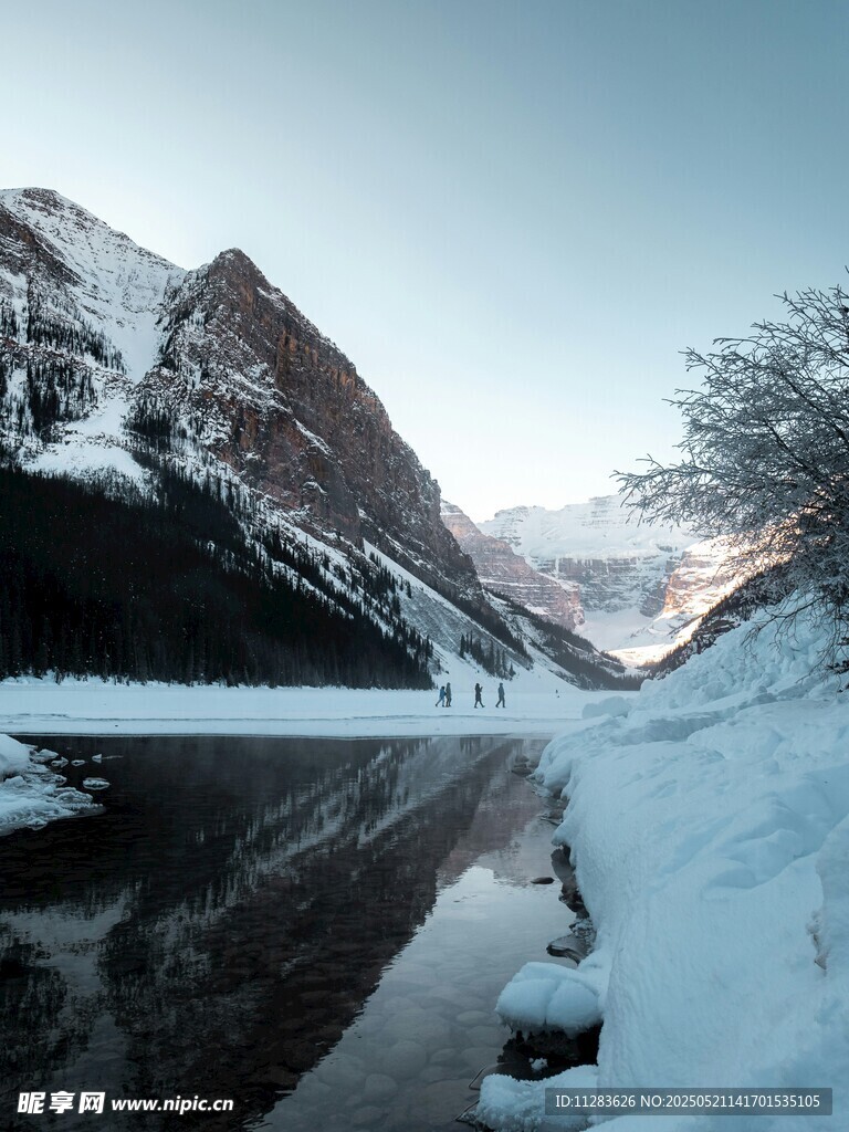 冬日雪山湖泊静谧美景