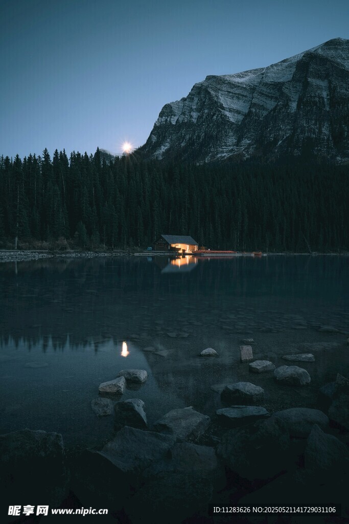 月夜下的静谧湖景与远山