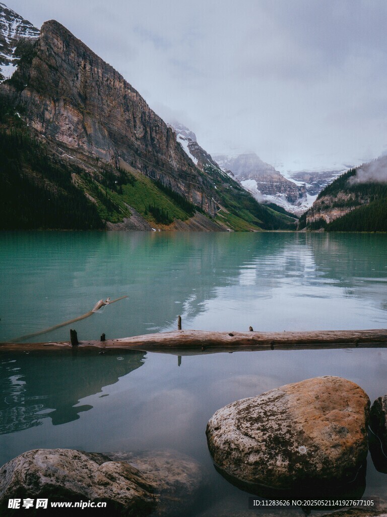 宁静湖畔美景