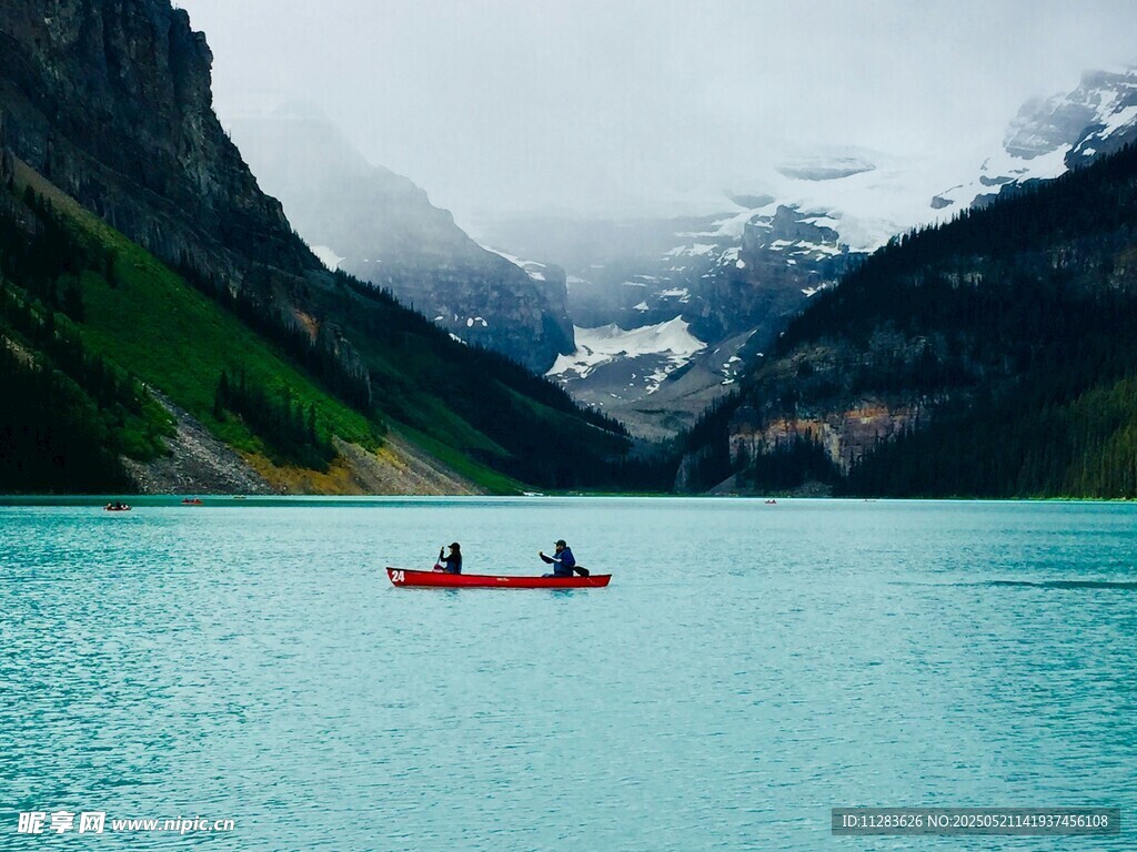 湖中小舟与壮丽山景