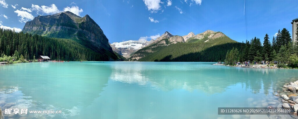 梦幻蓝湖与远处山峦美景
