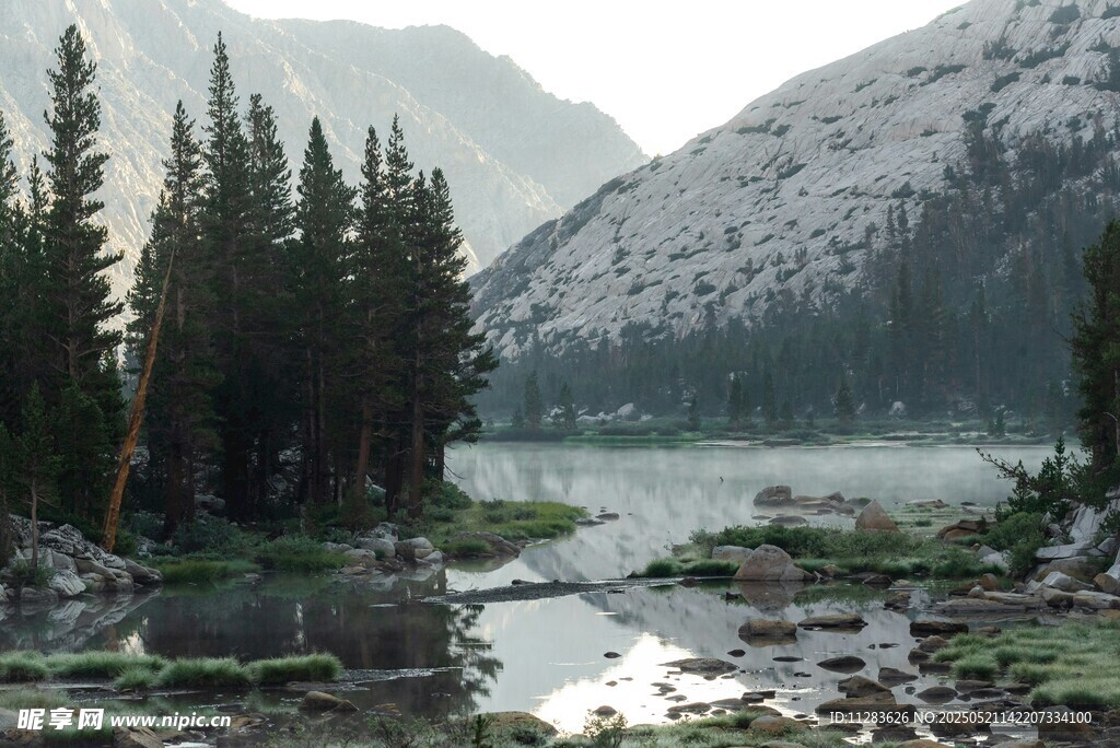 山间湖畔森林美景