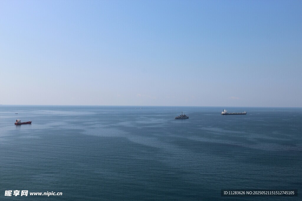 海上船只航行景象
