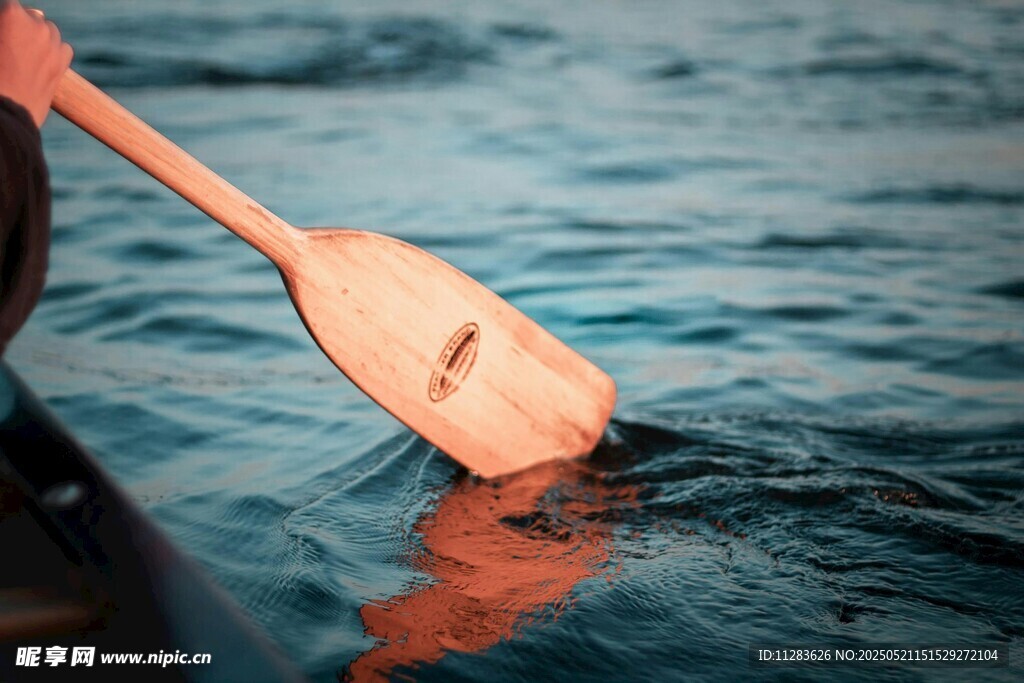 划桨于水面的惬意瞬间