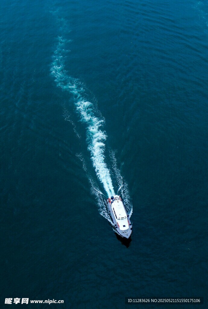 海上孤舟破浪前行