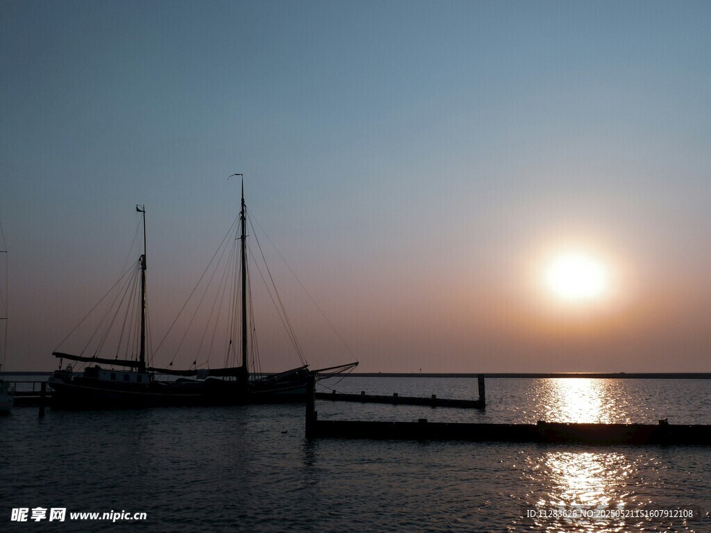 夕阳下的宁静海港