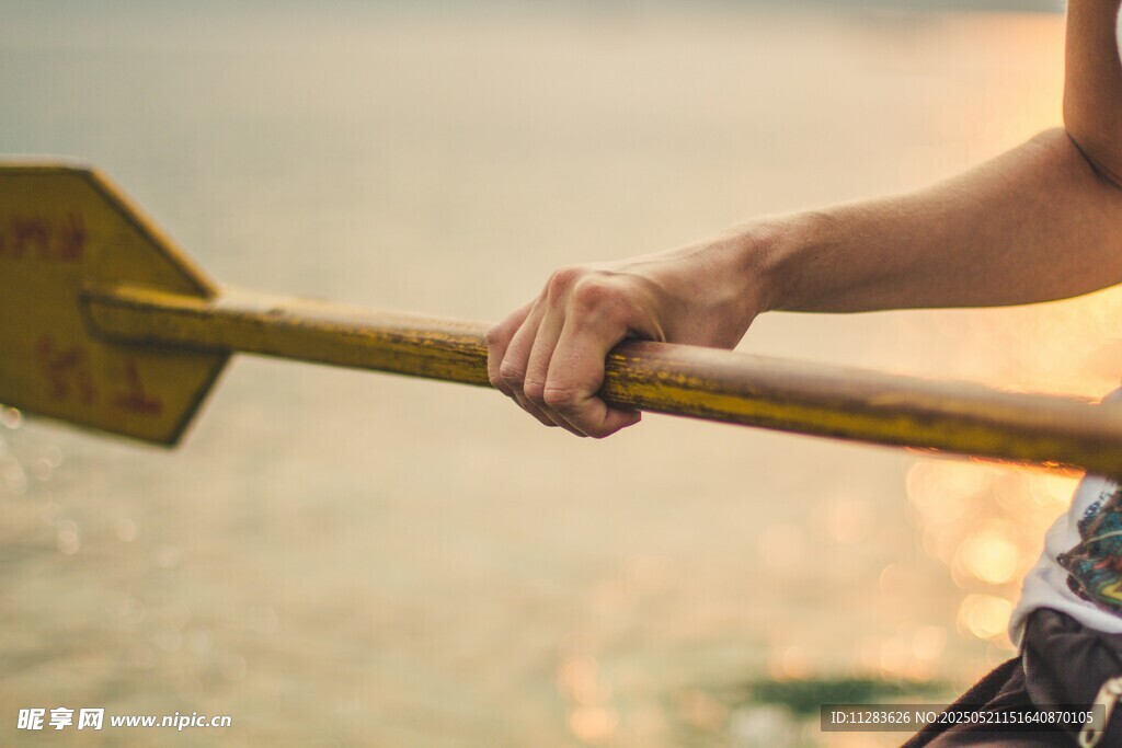 手握船桨于水边