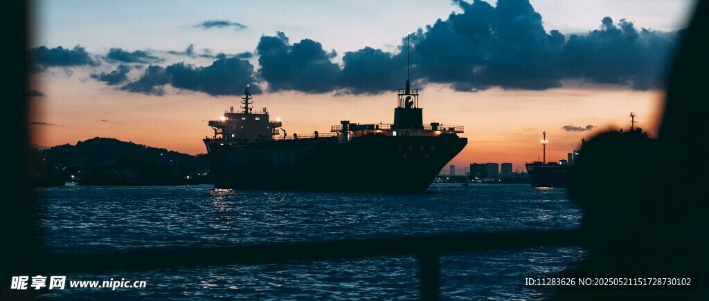 夕阳下的海上船只