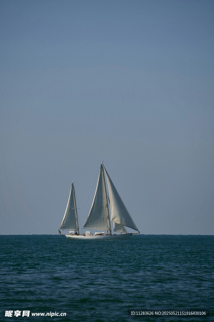 海上双帆船航行美景