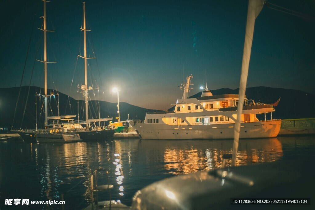 夜晚码头停泊的明亮船只