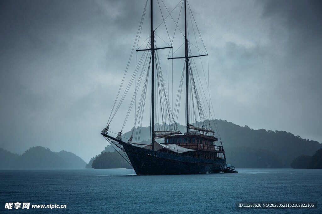 海上帆船航行于朦胧天地间