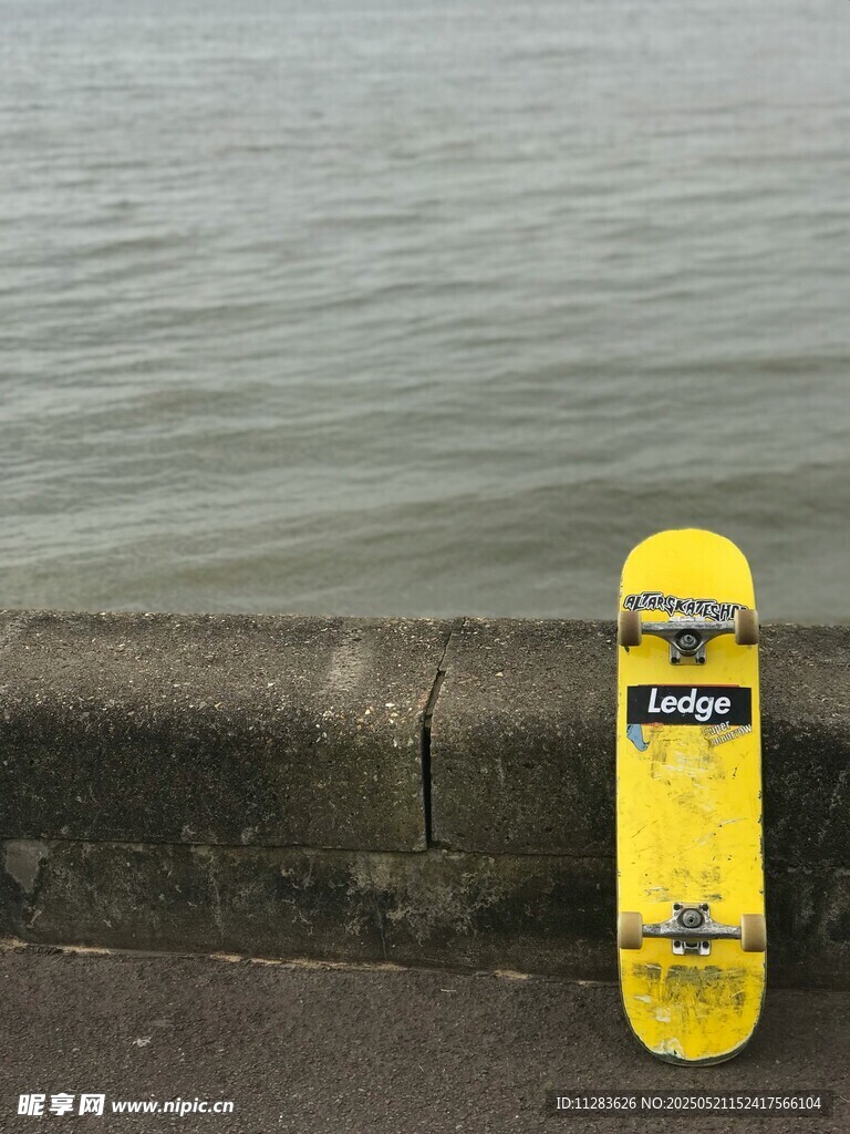 岸边的黄色滑板