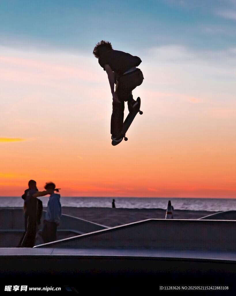 夕阳下的滑板少年酷炫一跃