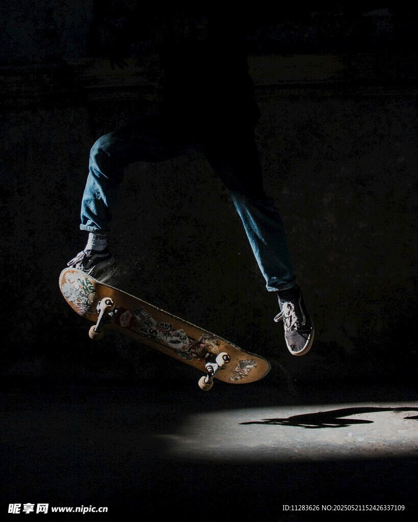 酷炫滑板者空中精彩瞬间