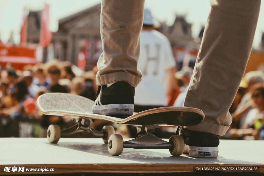 滑板者在场地精彩瞬间