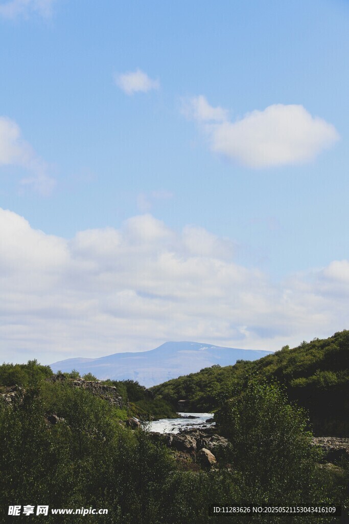 山间美景 蓝天白云绿树