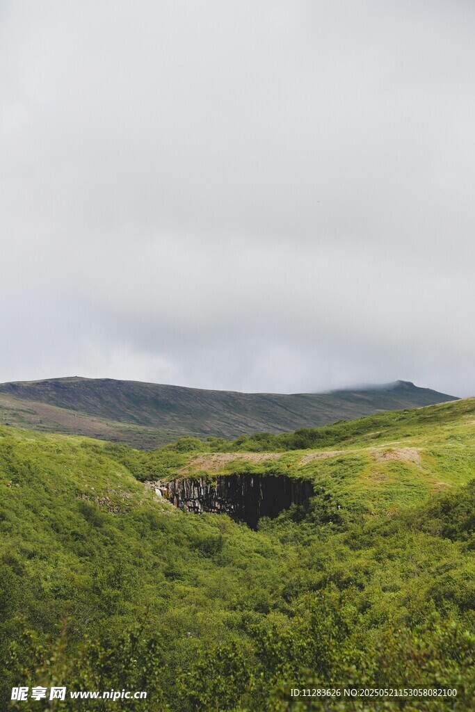 绿野山丘间的自然景致