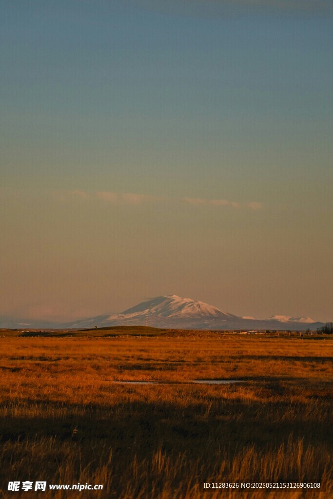 草原远山的黄昏美景