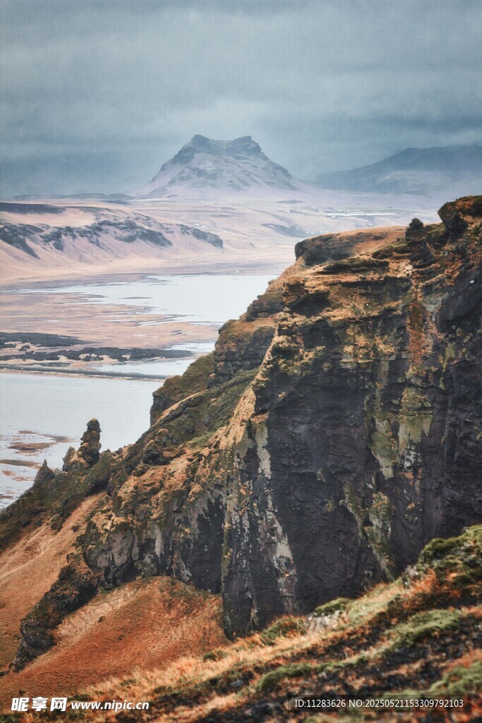 壮丽山景与远方朦胧景致