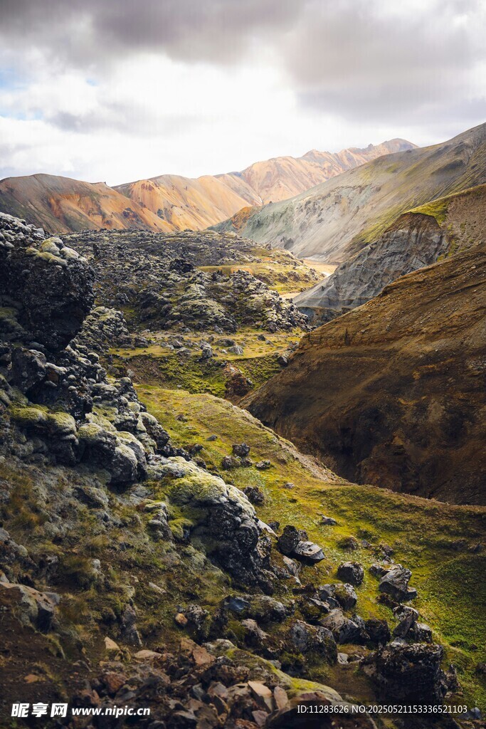 山间美景 蜿蜒小路穿行