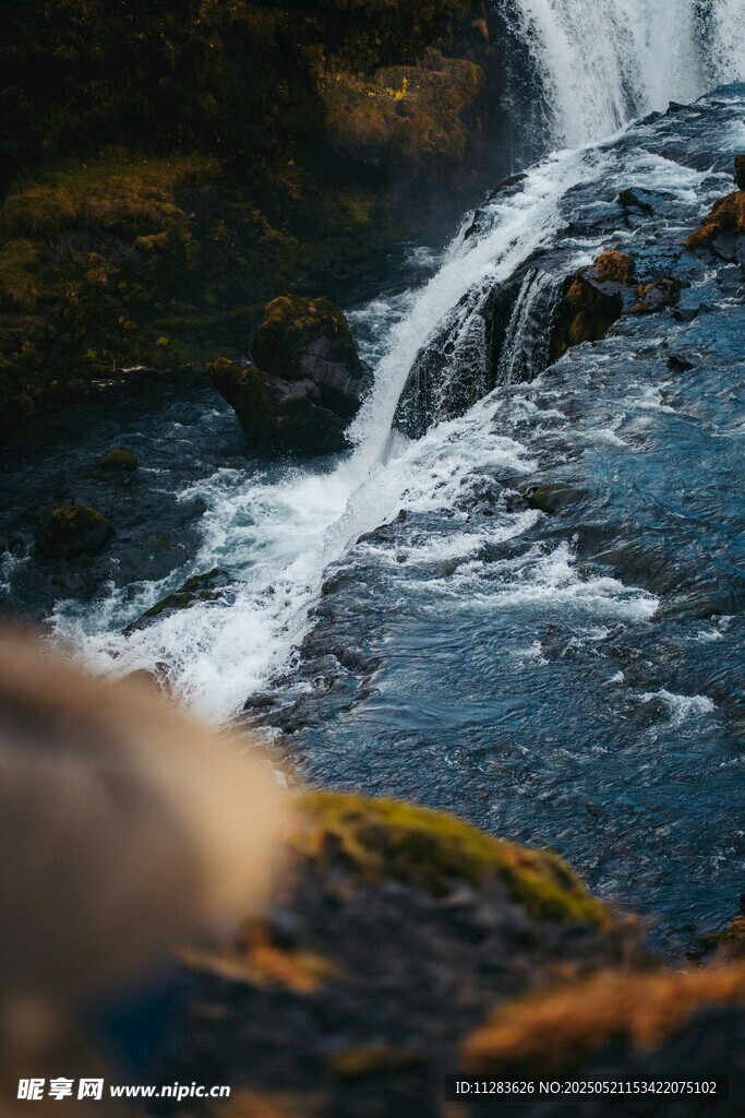山间溪流瀑布自然美景