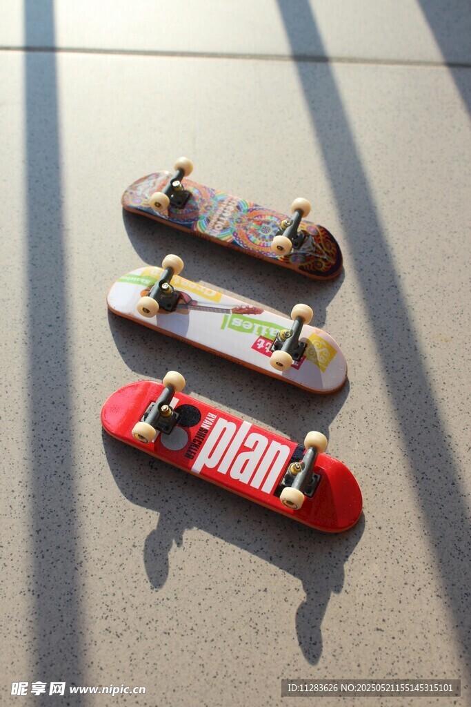 三辆个性滑板置于地面