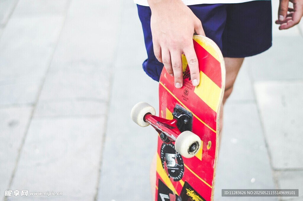 手持多彩滑板的人物特写