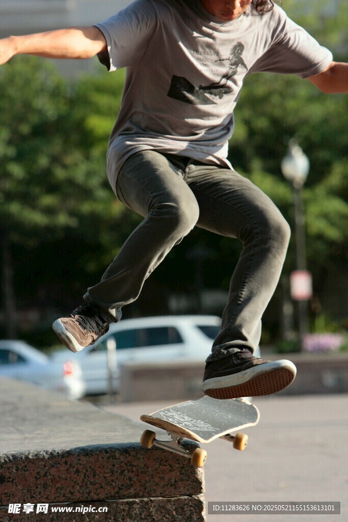 少年街头滑板酷炫瞬间