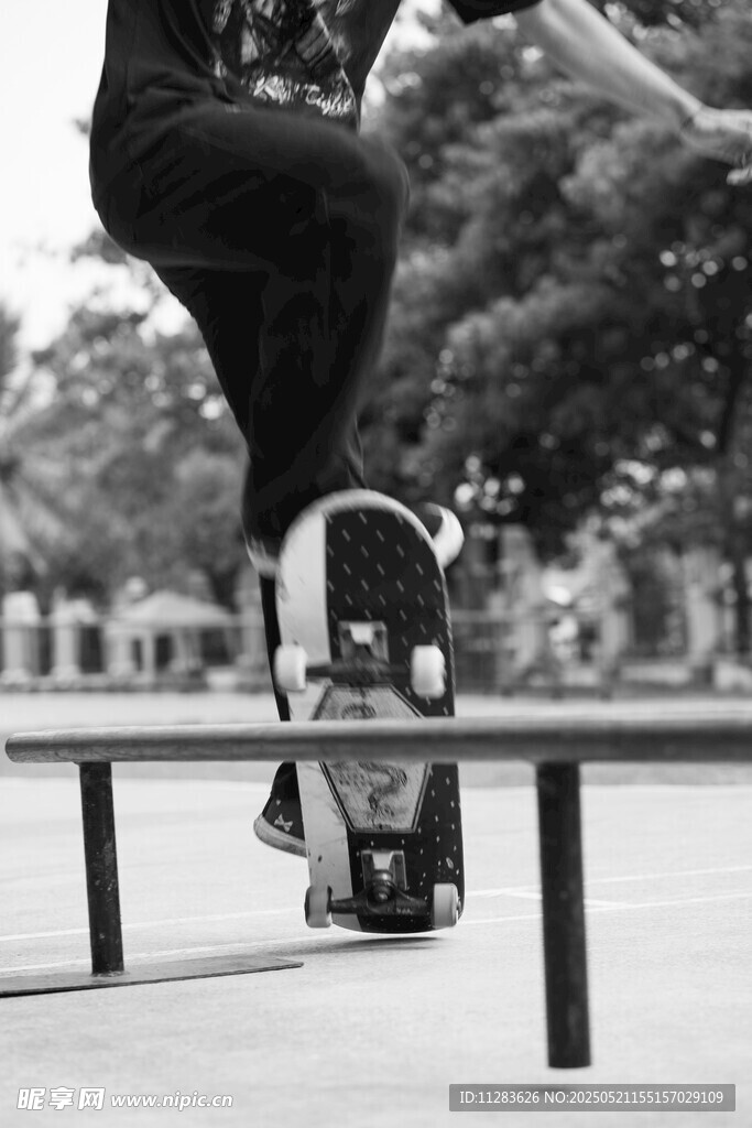 滑板者在栏杆上的酷炫瞬间