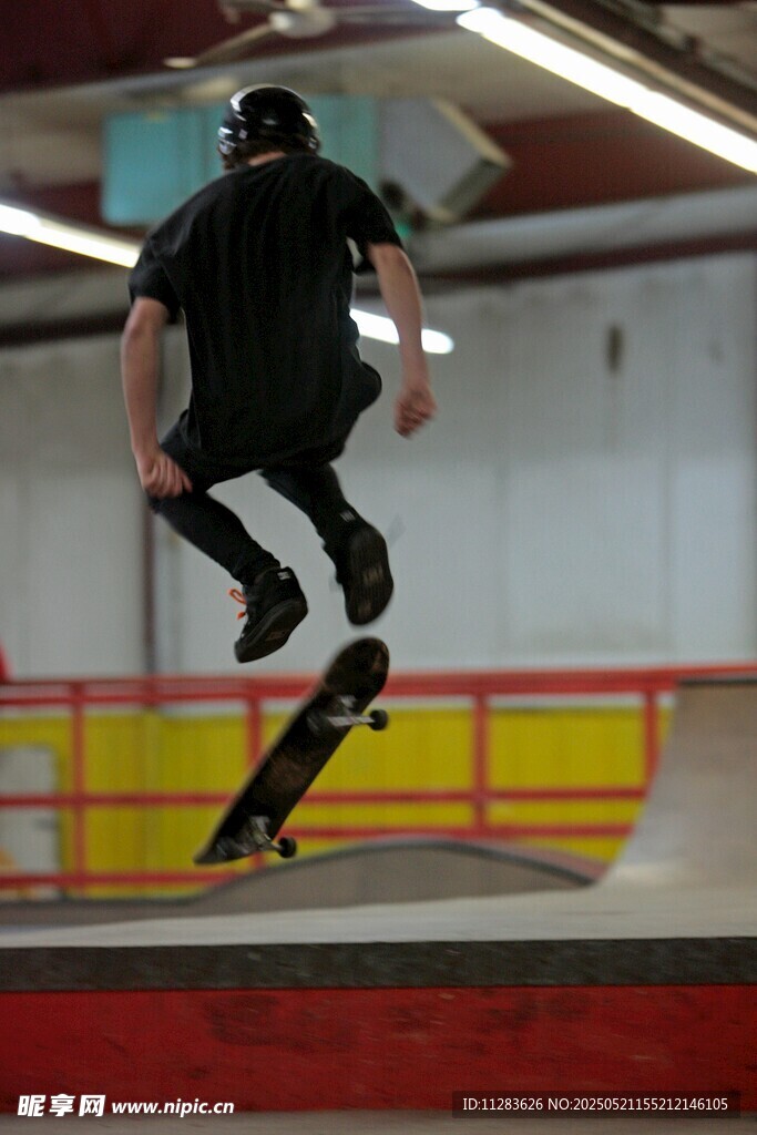 室内滑板者精彩空中动作
