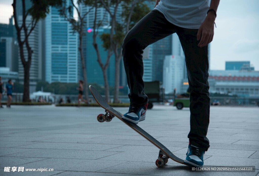 街头滑板者酷炫瞬间