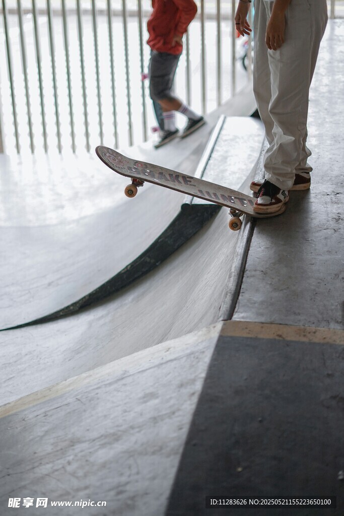 滑板者于场地内准备滑行