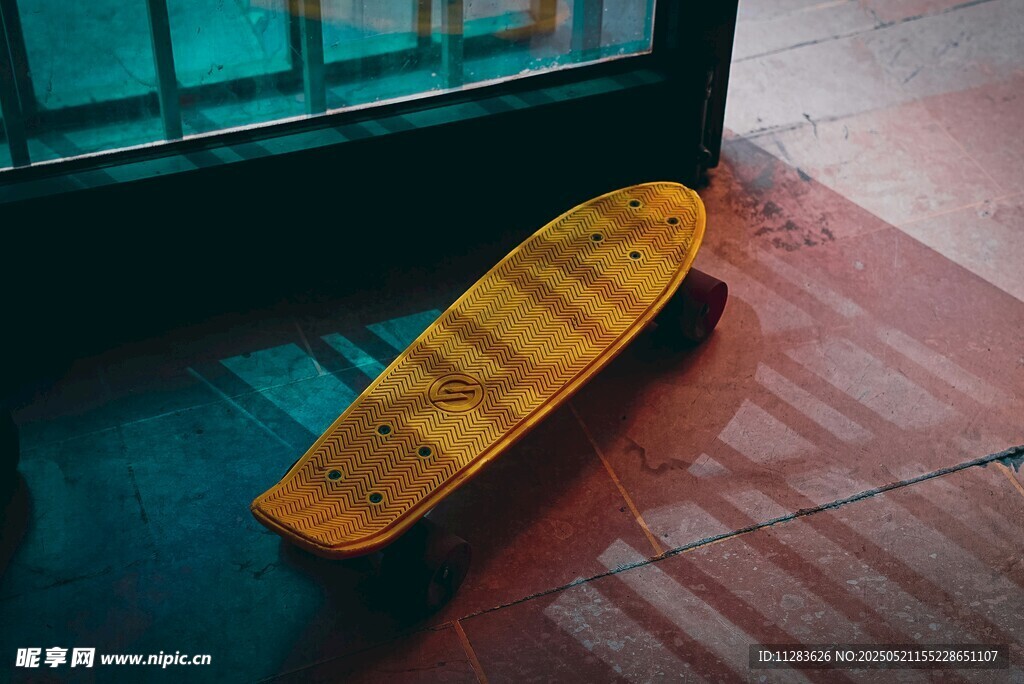 室内放置的黄色滑板