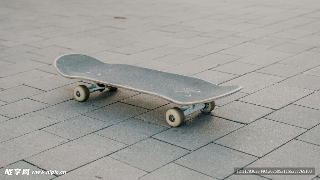 地面上的灰色滑板