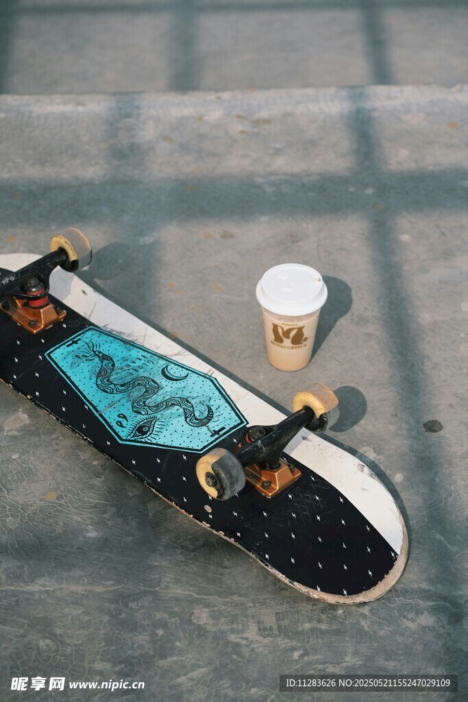 个性滑板与咖啡杯特写