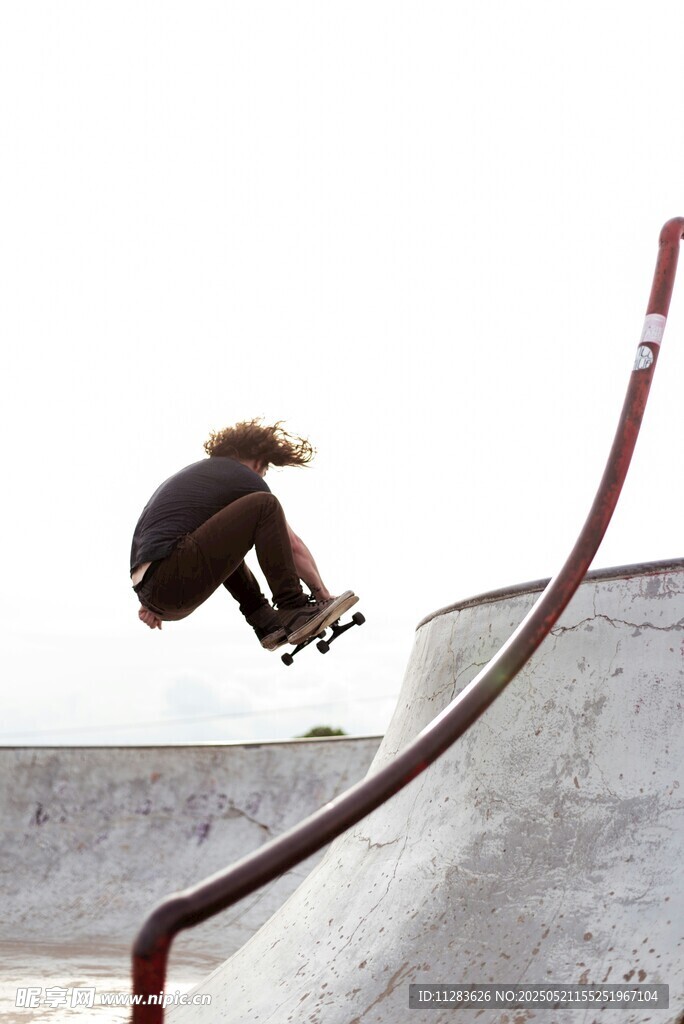 滑板者在坡道上精彩一跃