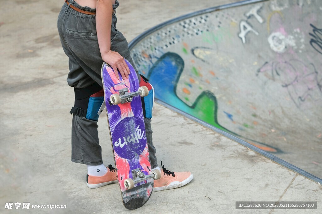 手持彩色滑板的酷炫身影