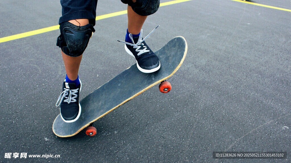 青少年玩滑板戴护具