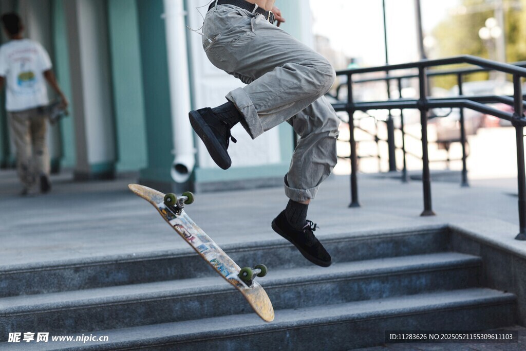 滑板少年街头酷炫跳跃