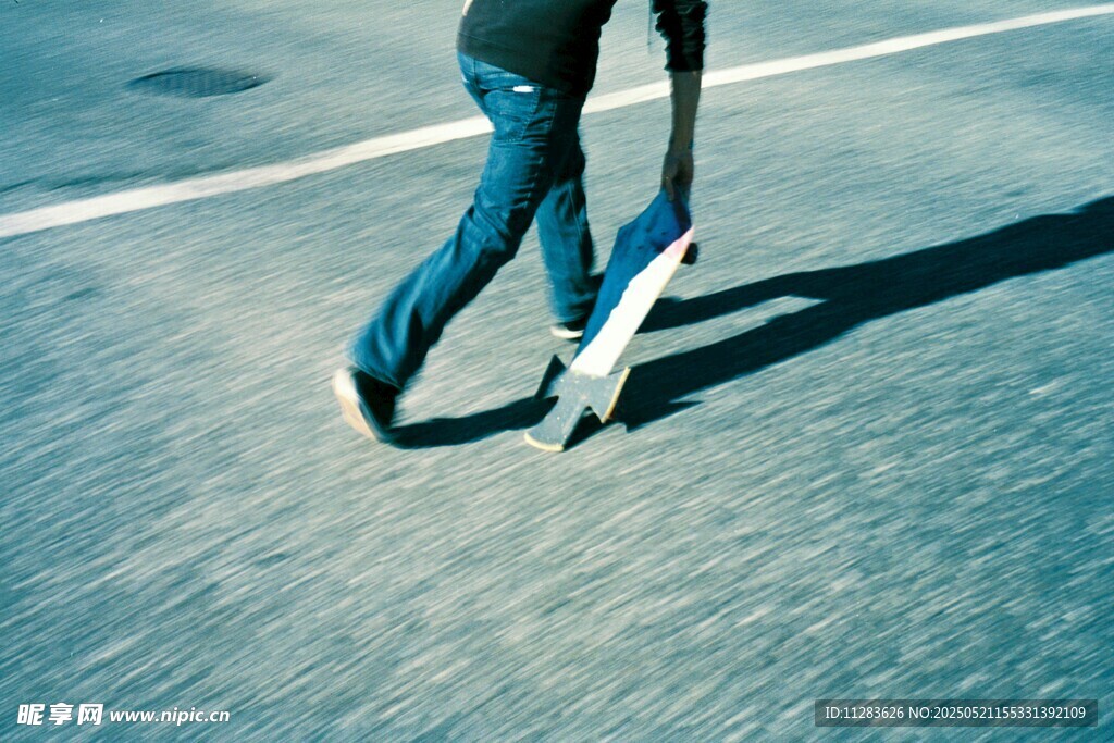 滑板者在路面上潇洒滑行