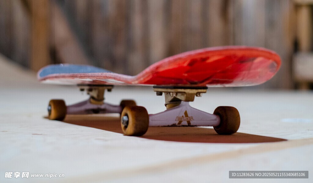 红色滑板特写