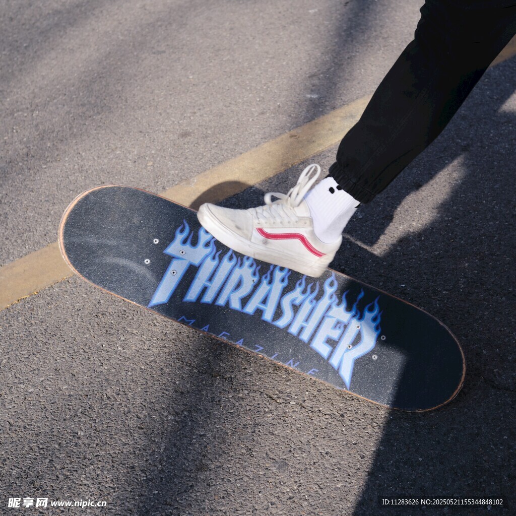 脚踩Thrasher滑板特写